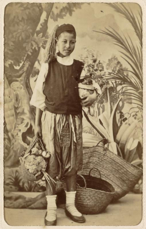 [Enfant aux paniers] (Photo rare)