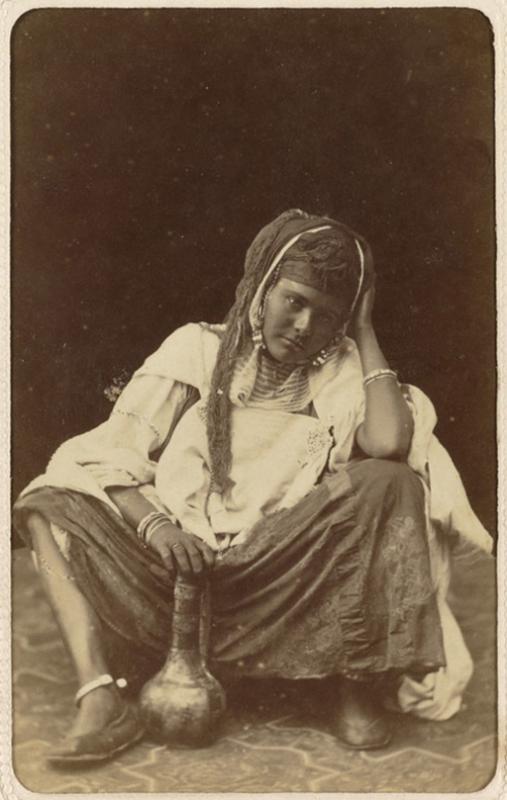 [Femme assise] (Photo rare)