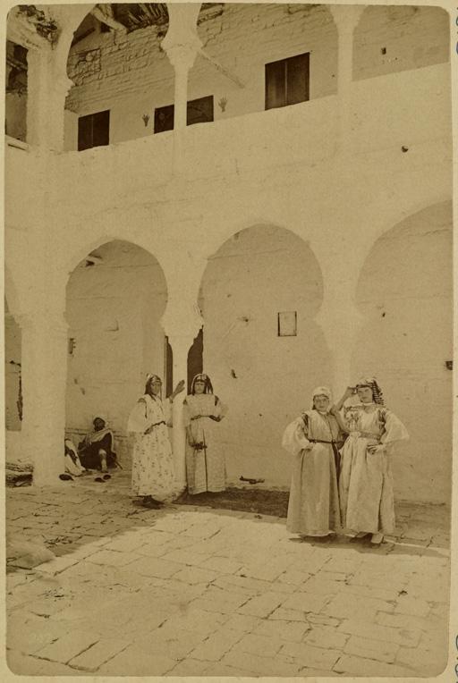 Constantine. Cour d'une maison mauresque (Photo rare)