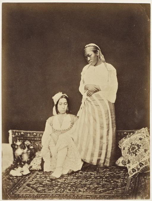 Mauresque et négresse d'Alger (costume d'intérieur) (Photo rare)