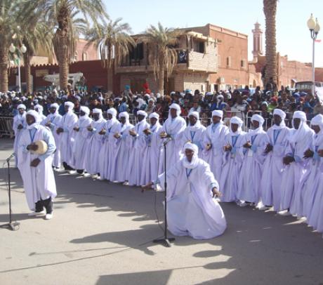 صورة لفرقة فلكلورية تؤدي بعض الأغاني من الموروث الثقافي لمنطقة تيميمون