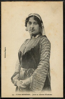 Juive d'Algerie en costume d'interieur