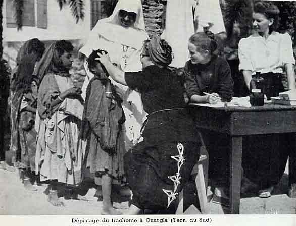 Dépistage du trachome à Ouargla par des soeurs catholiques