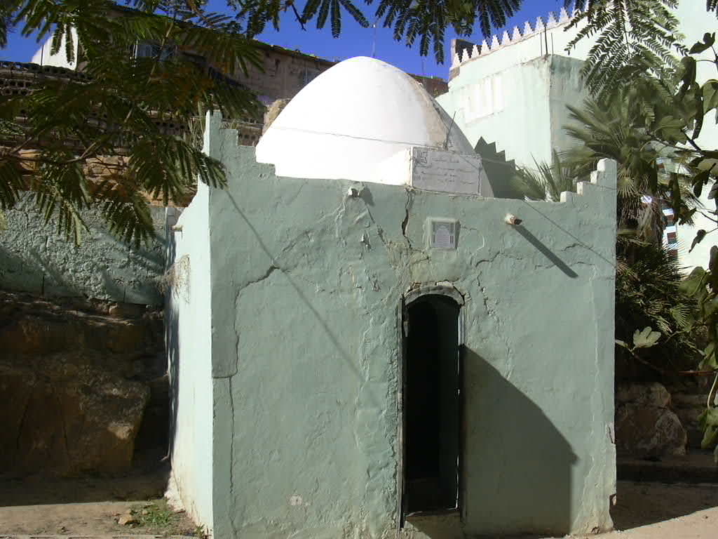 Mausolée érigé à l'endroit de la mort de Sidi Boumediene Chouaïb à Ain Takbalet