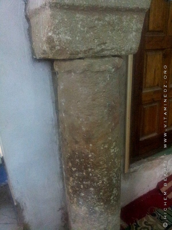Pillier en grè d'origine à Mosquée de Bab Zir, rénovée en 2011