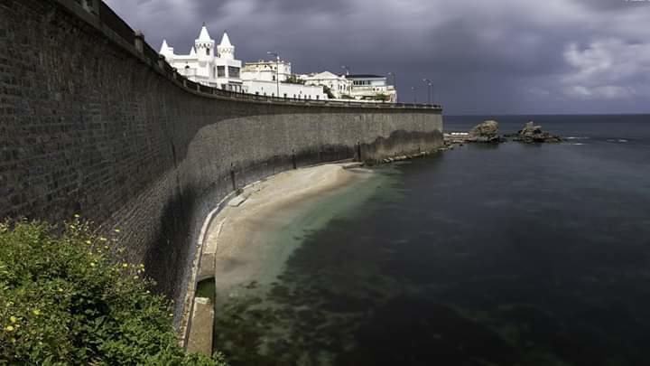 La plus petite plage d'Alger, Bouloughine.