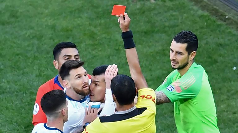 ميسي يتلقى طرد خيالي ضد الشيلي