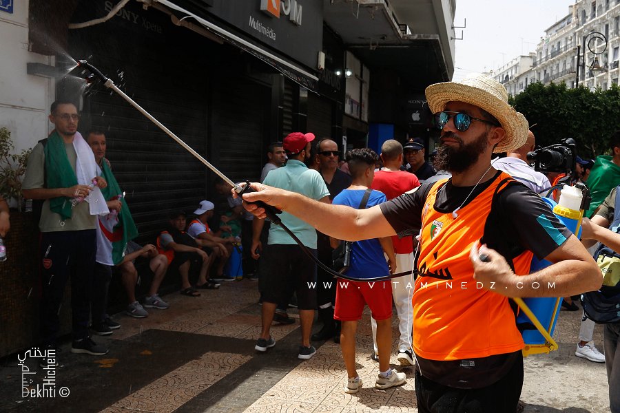 Les arroseurs du Hirak à Alger