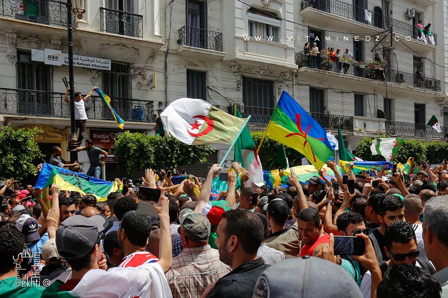 L'emblème Amazigh à coté du drapeau algérien ... une provocation après son interdiction