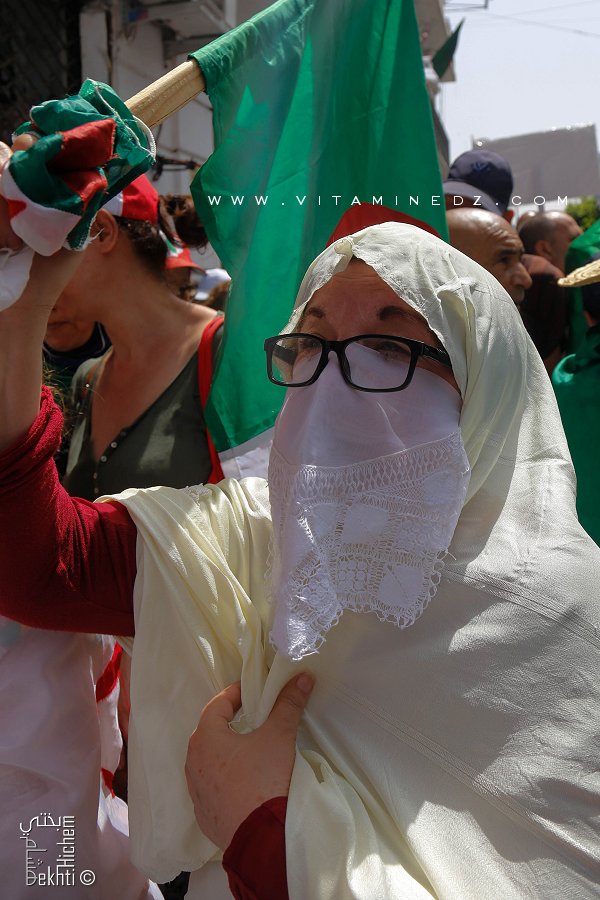 Une femme algéroise avec un Haïk au Hirak du 5 juillet 2019
