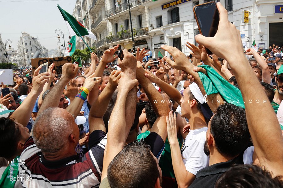 El Yed Fel Yed (Main dans la main) le peuple algérien uni comme jamais