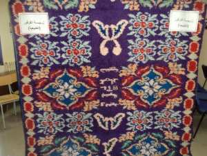 Tapis à point noué et décor floral