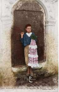 عندما كان الياسمين يباع في ازقة #القصبة صورة أعيد تلوينها لطفل جزائري يبيع الياسمين في ازقة #الجزائر_العاصمة