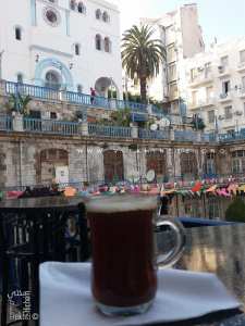 Un bon thé à la cannelle place Patrice Lumumba, à Béjaia