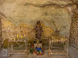 Notre Dame de Santa Cruz : Une statue ancienne de la Vierge, en bronze
