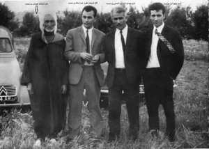 الشادلي بن جديد رحمه الله مع اخويه وابوه رحمه الله في صورة نادرة