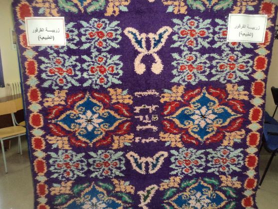 Tapis à point noué et décor floral