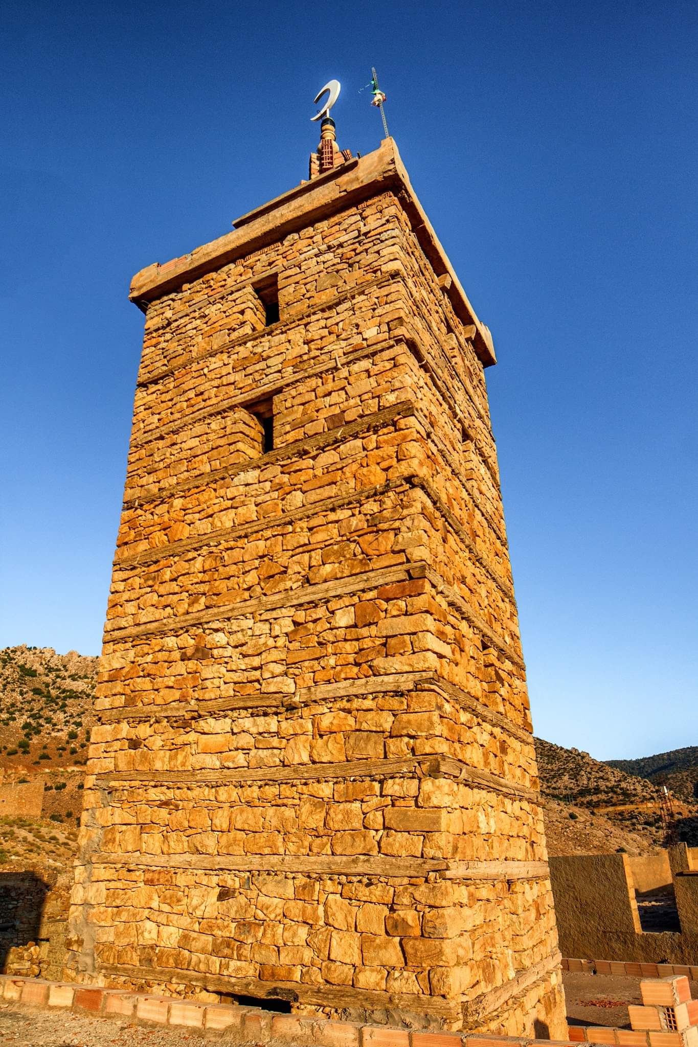 منارة مسجد قرية النوادر بشير تقاوم الطبيعة والزمن