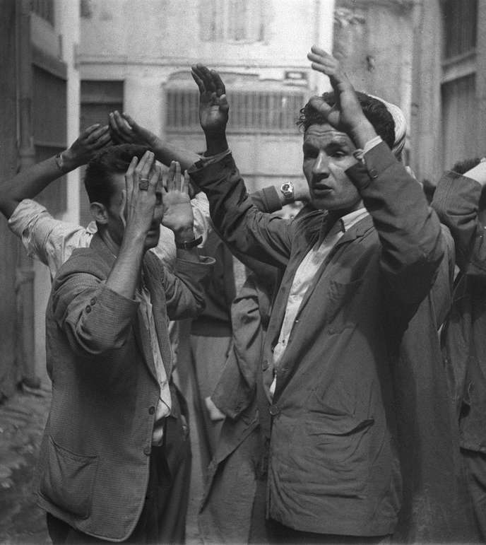 Des suspects algériens sont arrêtés peu après l'explosion d'une bombe dans une rue de Constantine, le 24 août 1955, durant la guerre d'Algérie.