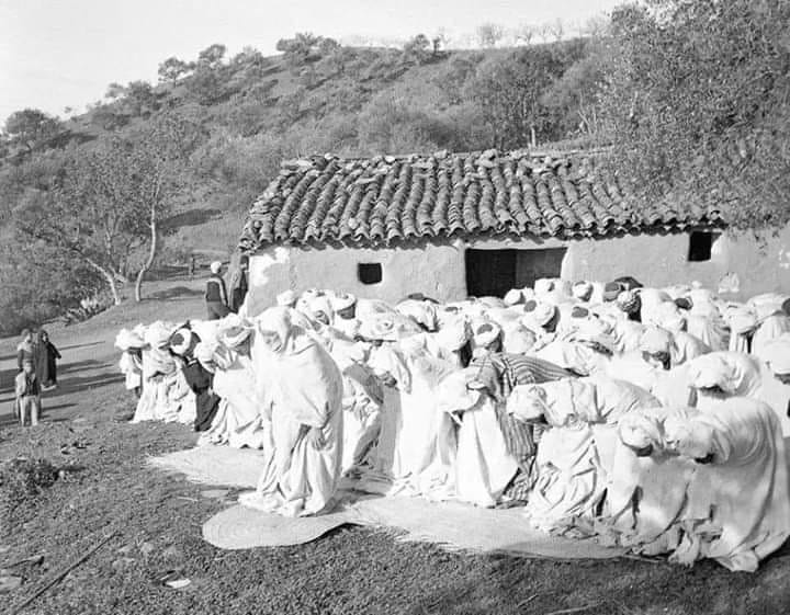 صورة نادرة لصلاة العيد فى قرية تنساوت عام 1960 اعالي جبال اقبو #بجاية ...