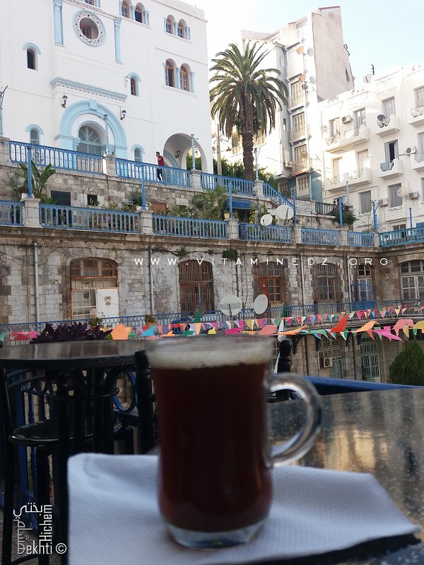 Un bon thé à la cannelle place Patrice Lumumba, à Béjaia