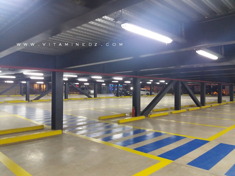 Parking géant du centre commercial Essenia