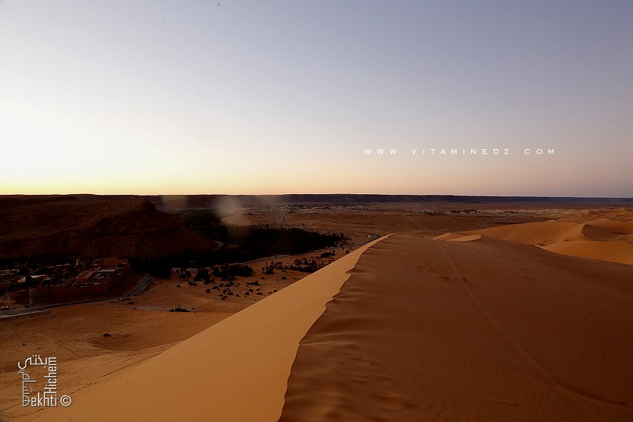 La Grande dune de Taghit supplombant la ville et le Ksar