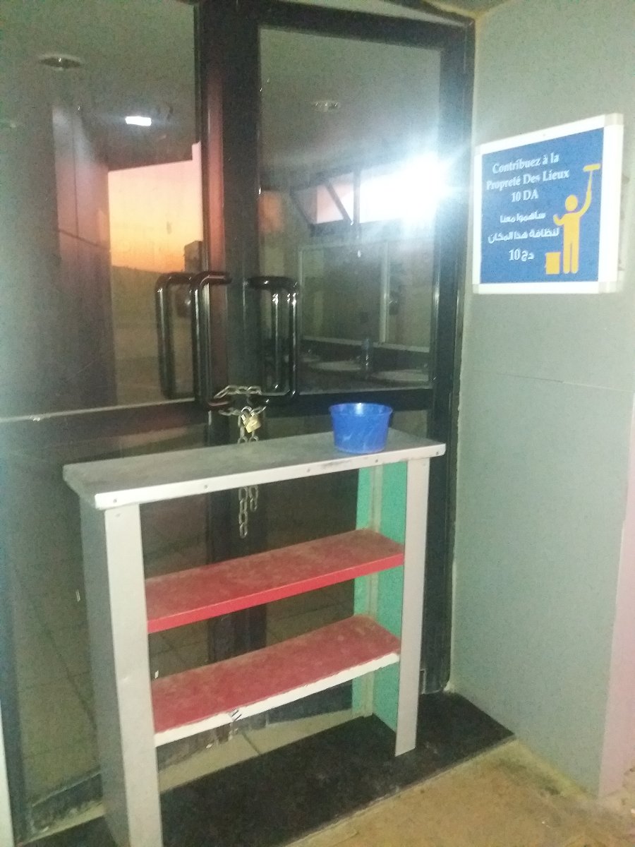 Toilettes de la station de service de Yellel (Autoroute Est Ouest)