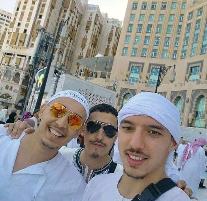 اللاعب بن ناصر يؤدي مناسك العمرة