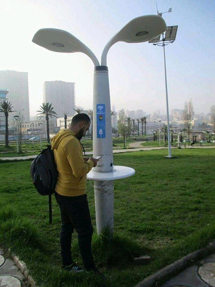 جهاز لشحن البطاريات في وهران ذو كهرباء تتولد من الطاقة الشمسية