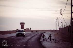 Enfants jouant à Zaouiet Debagh derrière le chateau d'eau de la ville