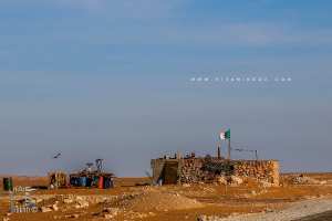 Station de relai (services-carburants) sauvage en plein desert du Tinerkouk