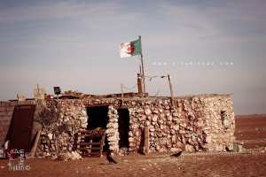 Station de relais (services-carburants) sauvage en plein désert du Tinerkouk
