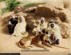 (اللسان لَحْلُو يَرْضَعْ اللّبّة)