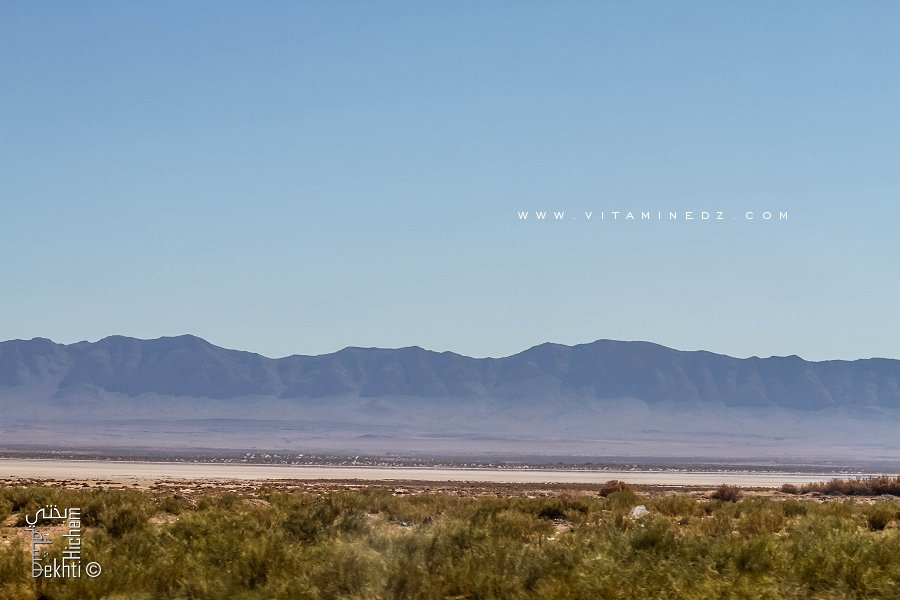 Djebel Melah 1817m (Naama) supplombant la ville et Sebkhet En Naama