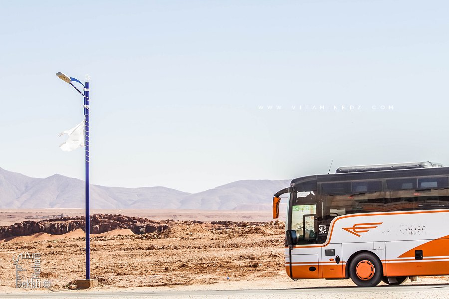 Les Cars - Bus TV interwilayas (ici faisant un arrêt à Chellala)