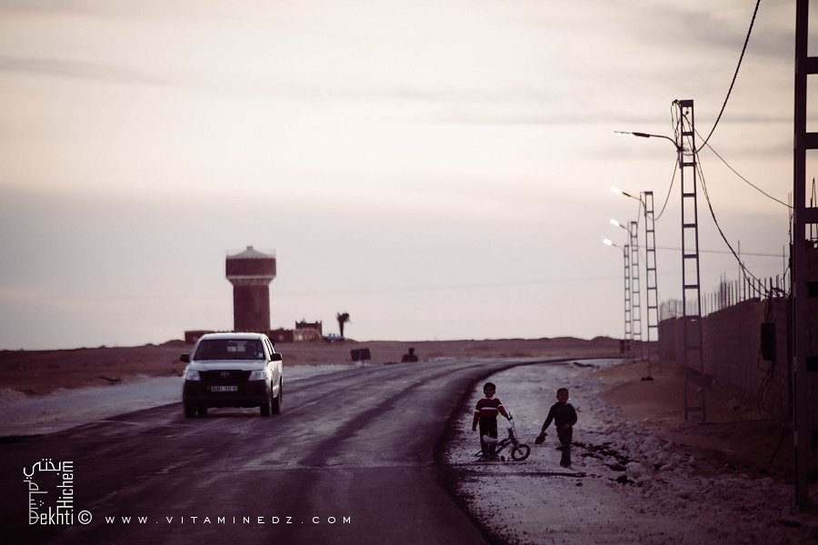 Enfants jouant à Zaouiet Debagh derrière le chateau d'eau de la ville