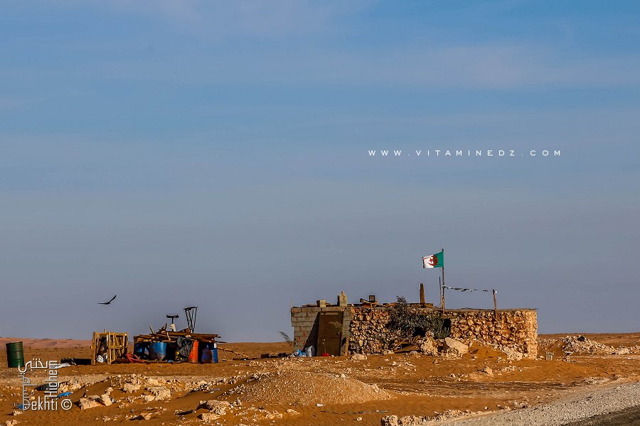 Station de relai (services-carburants) sauvage en plein desert du Tinerkouk