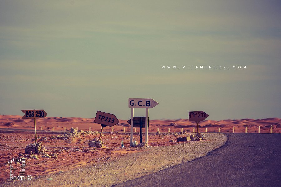 Champs pétroliers sur la route de l'Erg vers Timimoun