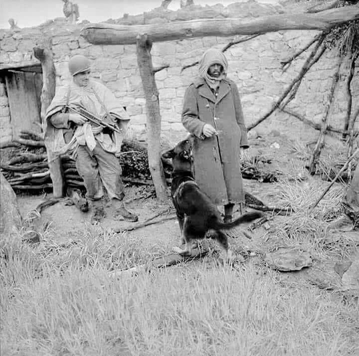 Cette photo a été postée par un soldat français sur son compte Facebook, qui a participé à la guerre d'Algérie, raconte le soldat
