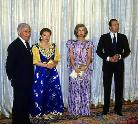 الملك الاسباني خوان كارلوس و زوجته صوفيا في ضيافة الرئيس الراحل الشاذلي بن جديد و زوجته حليمة .