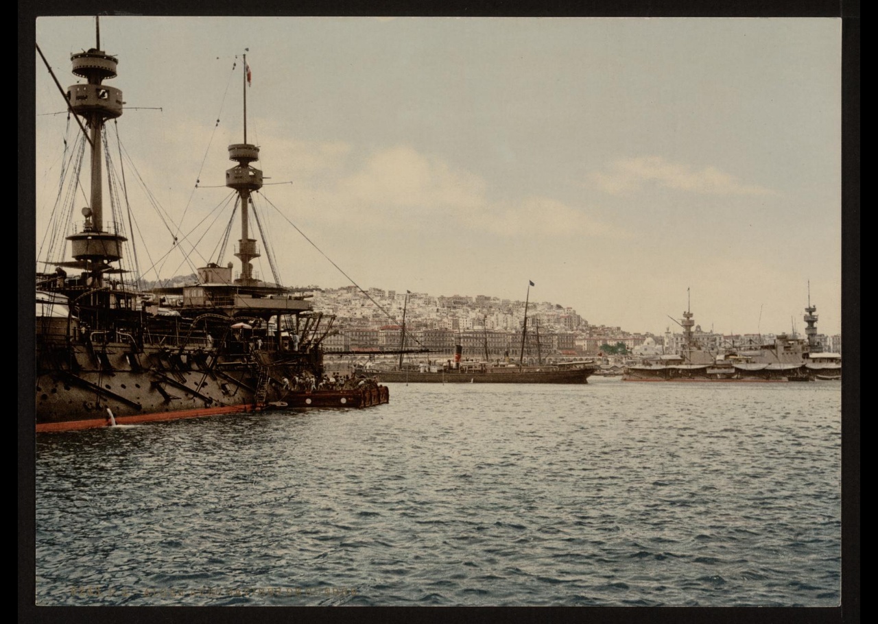 Navires de guerre dans le port. Alger (Algérie)