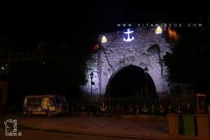 La porte dorée, porte Sarrasine ou porte de la Mer (Bab El Bahr en arabe classique) est une porte historique de la ville de Béjaia en Algérie qui permettait l'accès à la ville par la mer.