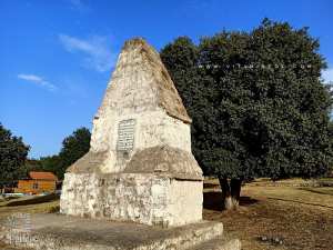 Une stèle commémorant l’incendie de la forêt de liège à Ahfir dans la veille du 1er novembre 1954