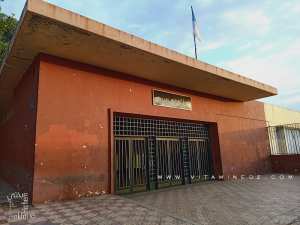 Tlemcen : Stade et cour du Lycée Benzerdjeb