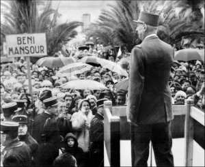 Le Général de Gaulle s’adresse le 12 décembre 1960, à la foule venue l’écouter à Akbou en Algérie.