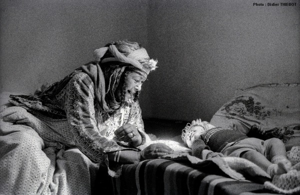 Grand mère mozabite avec son petit fils