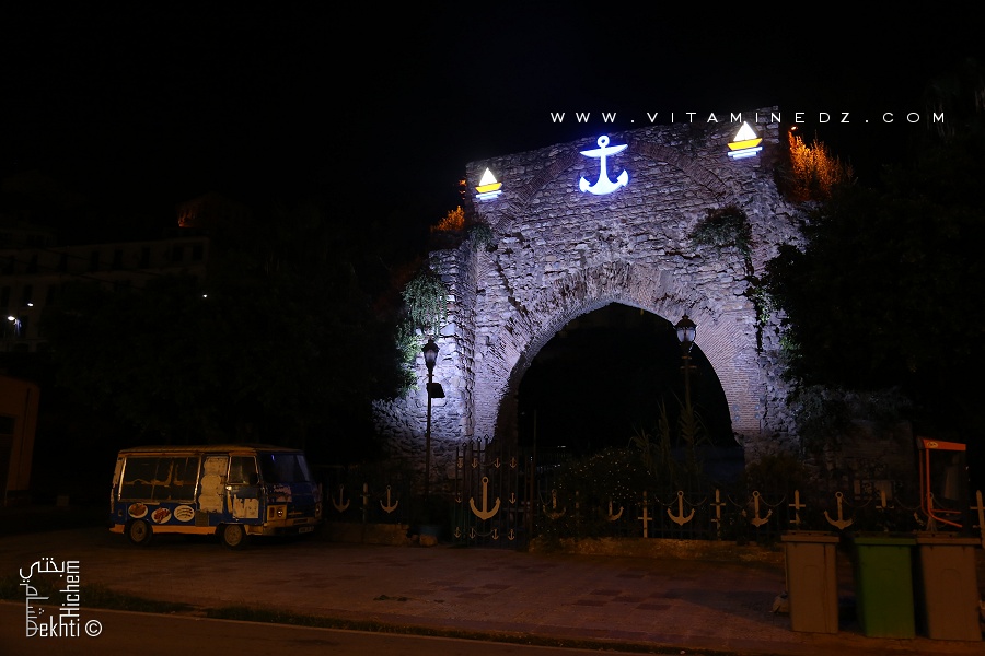 La porte dorée, porte Sarrasine ou porte de la Mer (Bab El Bahr en arabe classique) est une porte historique de la ville de Béjaia en Algérie qui permettait l'accès à la ville par la mer.