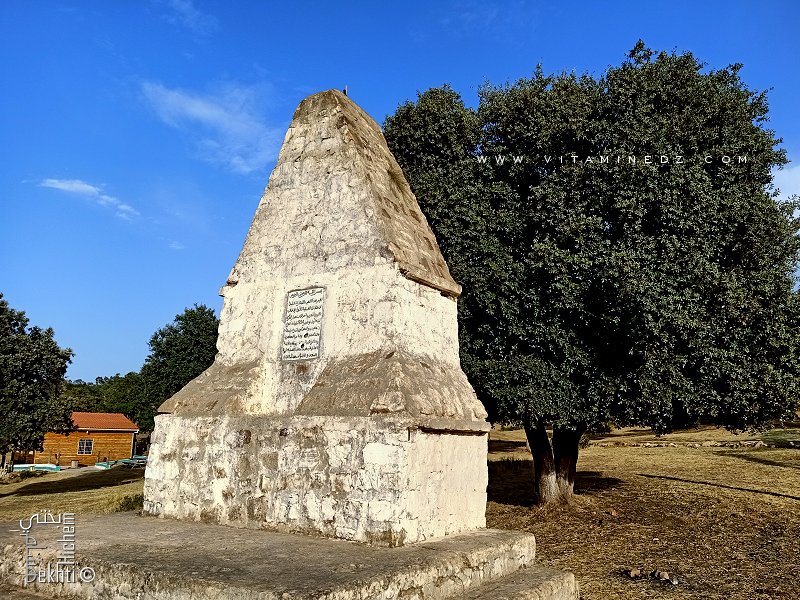 Une stèle commémorant l’incendie de la forêt de liège à Ahfir dans la veille du 1er novembre 1954
