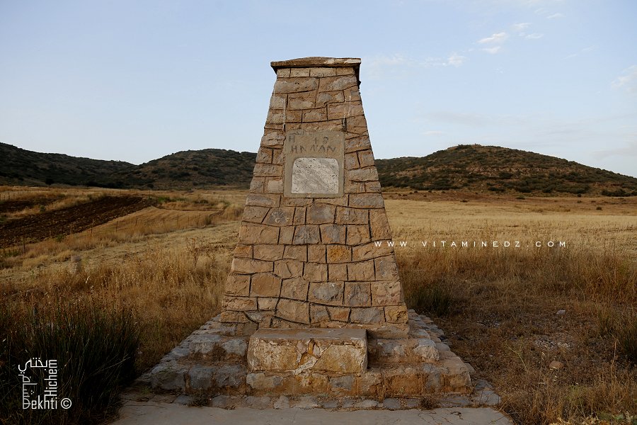 Tlemcen, Forêt d'Ahfir. Stèle très ancienne du déclenchement de la révolution du 1er Novembre 1954.